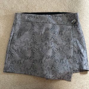 Haute Monde gray snakeskin squart. High rise skirt with shorts in back